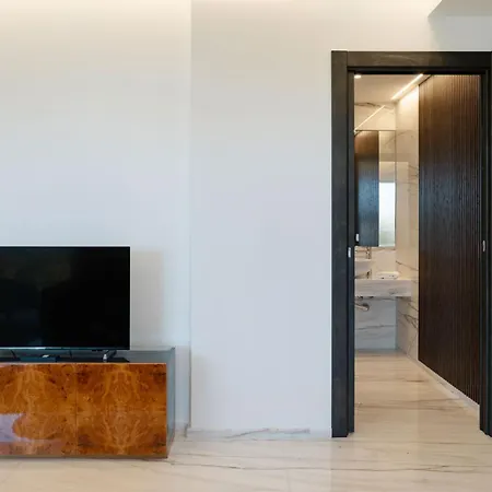 Maison 46 Brown Luxury Flat בארי